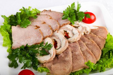 Domuz eti, tavuk rulo ve dil ile plaka