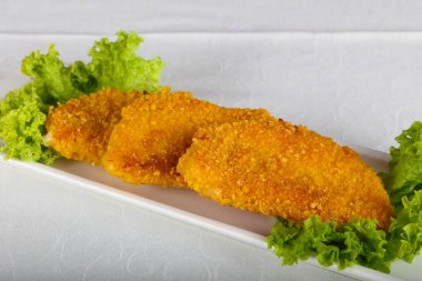 Kızarmış peynir salata yaprakları ile