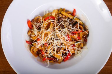 Sığır eti ve parmesan peynirli makarna