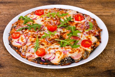 Jambonlu, peynirli ve domatesli pizza.