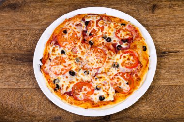 pastırma ve domates pizza