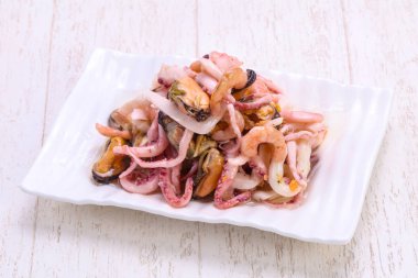 Kabın içinde Marine deniz ürünleri kokteyl yığın