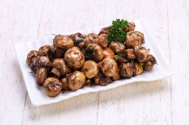 Baharat ile kase salamura mantar