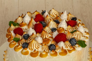 Düğün pastası çilek ve krema ile