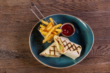 Tavuk rulo börek Fransız patates ile