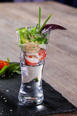 Somun sos ve chuka ile Yengeç snack