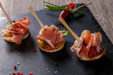 Bruschetta hamon ve sos ile