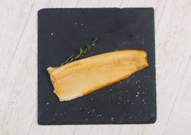 Baharat ile tuzlu beyaz balık füme