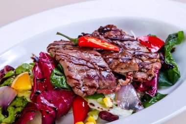 Sebze ve soslu ızgara domuz eti.