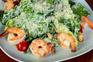 Sezar salata karides ve parmesan ile