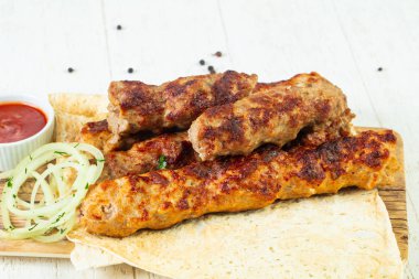 Şiş kebeb mix tabak sos ve soğan ile