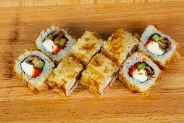 Yılan balığı ve ton balığı çip ile rulo