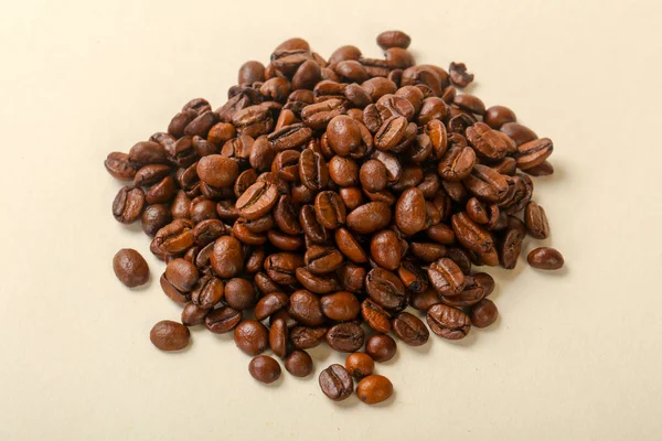 Ízletes Kávé Bab Felett Fehér Háttér — Stock Fotó