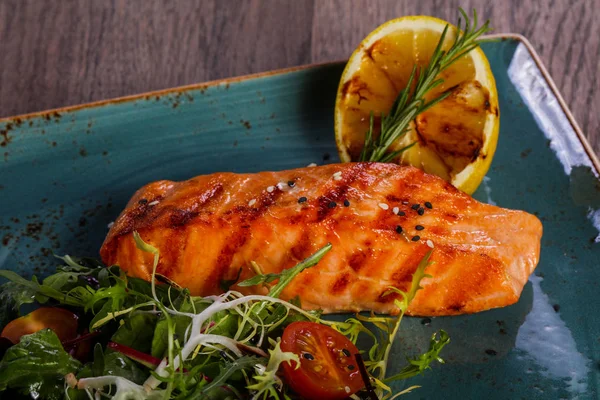 Limon ve salata ızgara somon bırakır