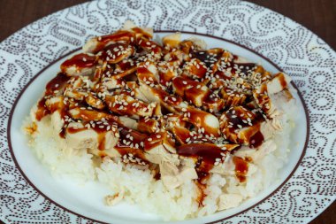 Teriyaki tavuk pilav ve sesam tohumları ile
