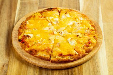 Dört peynir pizza ahşap arka plan üzerinde