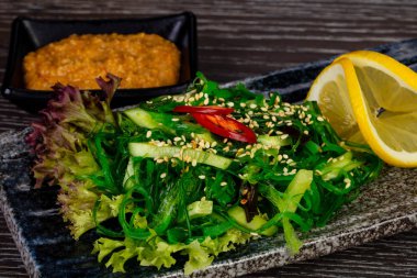 Parlak yeşil O'Sensei salata limonlu