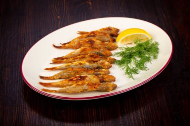 Limon ve dereotu ile surmullet balık