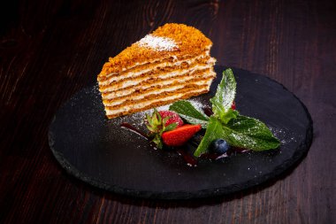 Nane ve çilek servis tatlı bal pasta