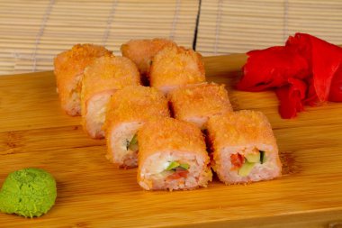 Lezzetli kızarmış pembe somon roll kümesi