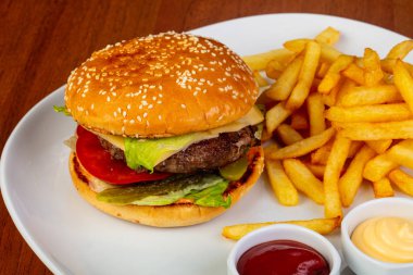 Lezzetli sığır eti burger patates kızartması ile