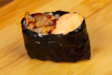 Lezzetli baharatlı yılan balığı suşi roll