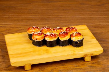 Somon ve karides lezzetli kızarmış rulolar