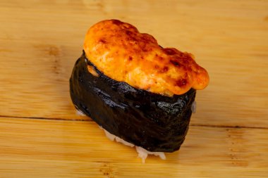 Lezzetli kızarmış peynir suşi roll