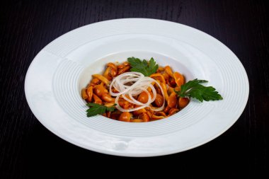 İştah açıcı Marine mantar soğan ve otlar ile