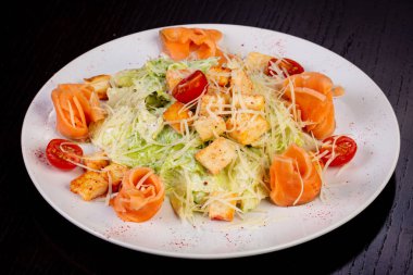 Somonlu Sezar salatası.