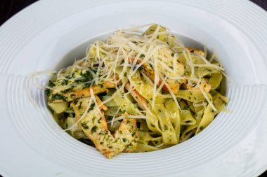 Lezzetli makarna pesto ıspanaklı