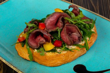 Bruschetta alarmdan ve rucola ile