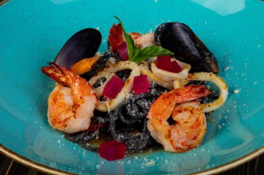 Siyah deniz ürünleri karides ve midye makarna