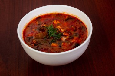 Geleneksel Solyanka çorba, et