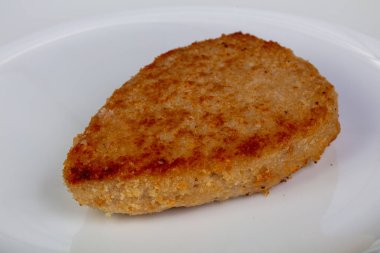 Kavrulmuş balık tabak içinde pirzola