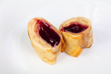 Kiraz reçeli ile doldurulmuş krep