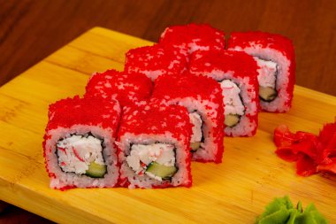 Yengeç eti ve tobico ile rulo