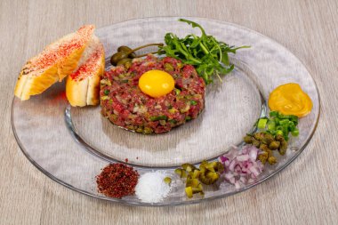 Ekmek ve yumurta ile biftek tartar