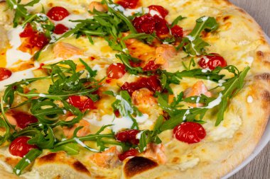 Somon ve rucola pizza