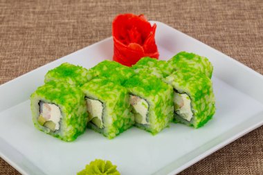 Karides ve tobiko ile rulo