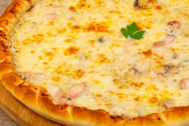 Deniz ürünleri ve peynir pizza