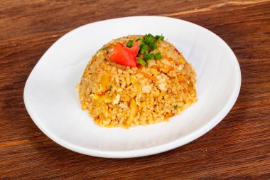 Fry pirinç sebze ve baharatlar ile karıştırın