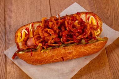 Sosis sosu ve soğan ile