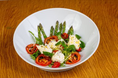 Peynir ve kuşkonmaz ve fesleğen salata