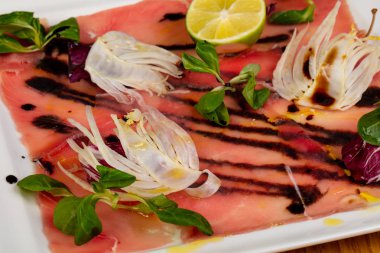 Enginarlı soğuk ton balığı carpaccio
