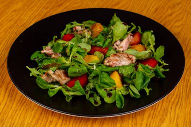 Bıldırcın ve domates salatası