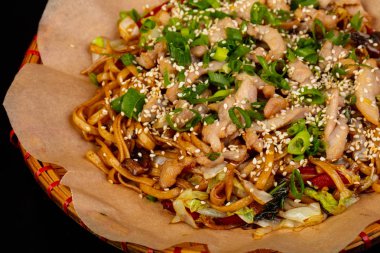 Asya mutfağı Fried noodle ile tavuk