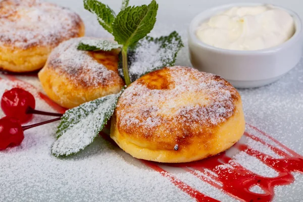 Köstliche Syrniki Mit Kirschen Marmelade Und Saurer Sahne — Stockfoto