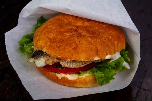 Rybí Burger Mořčáka Rajčaty — Stock fotografie