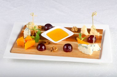 Üzüm, bal ve fındık ile Peynir tabağı karıştırın